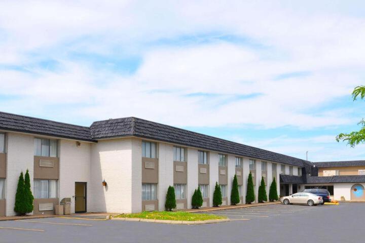 Avalon Inn Sandusky Exterior photo